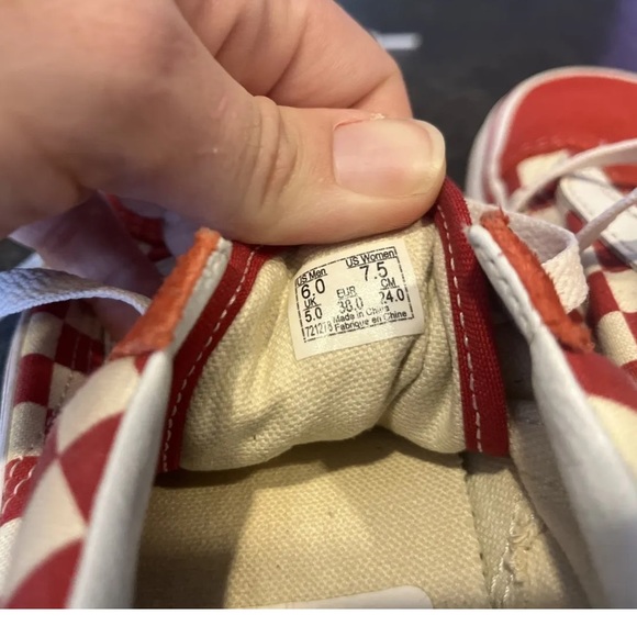 Men’s size 6 women’s 7.5 red checkered vans low top - Picture 3 of 4